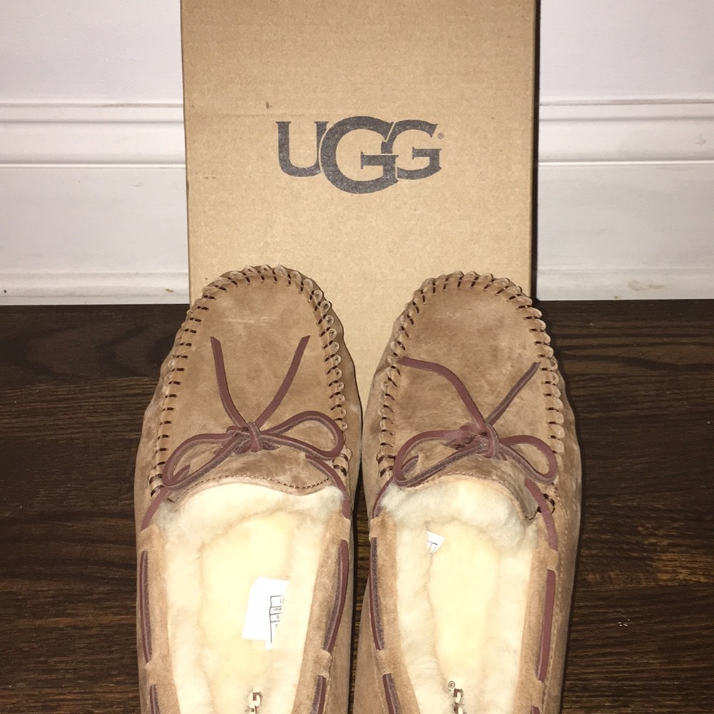 NEVER WORN UGG Women’s Dakota Slipper